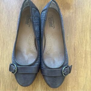 Comfortiva Women's brown plaid Flats